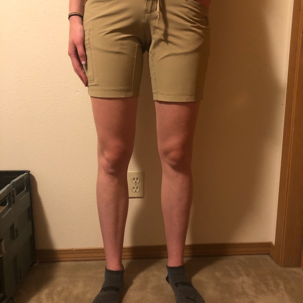 Women’s Mountain HardWear Tan Hiking Shorts, Size 6 Tan